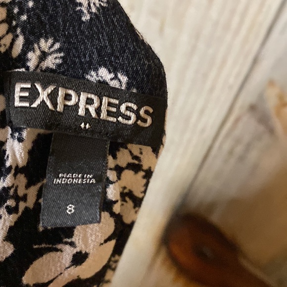 Short Sleeve Floral Romper with Pockets and Open Back - Picture 6 of 6